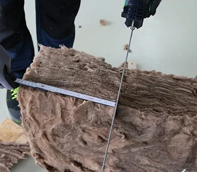 Anlæg af mål og skæring af mellemspærsisolering