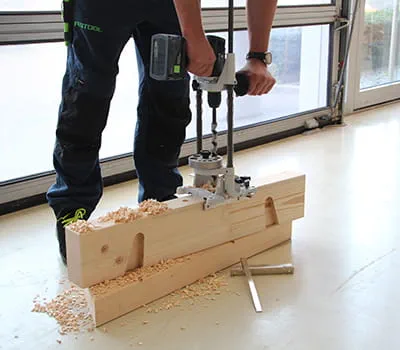 boring af huller i tværbjælkerne