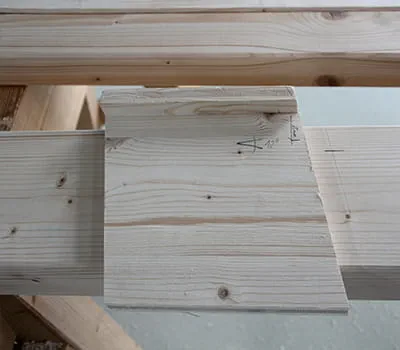 opmærkning af tværbjælkerne til svalehalefræsning