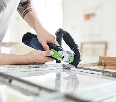 Tag om nødvendigt ruden forsigtigt ud.