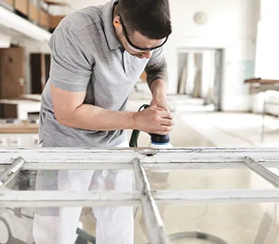 Fjernelse af gammel belægning på det beskadigede sted