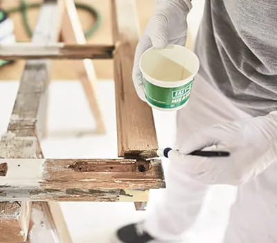 Kom vedhæftningsforbedrer DRY FIX UNI på det beskadigede sted med en pensel.