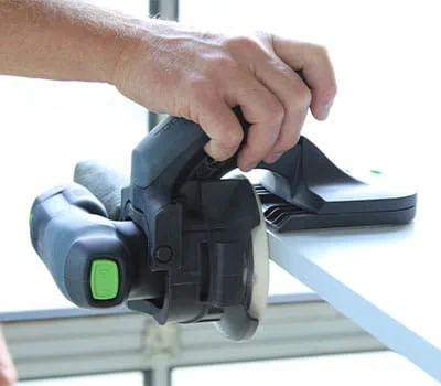 Føring af kantsliberen langs med kanten