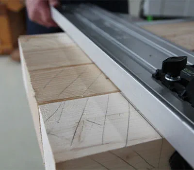 Justering af føringsskinnen