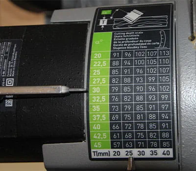 Indstilling af saddelhakkets dybde