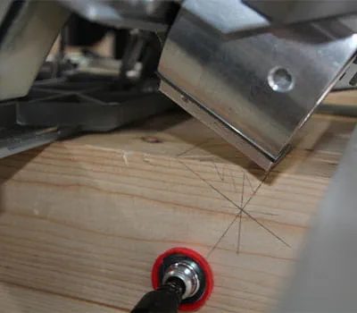 Justering af fræseanordningen i siden