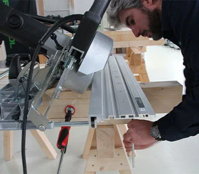 Fastgørelse af føringsskinnen