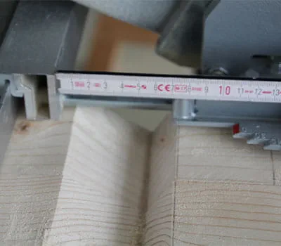 Indstilling af parallelanslaget til skæring på den side, der afskæres