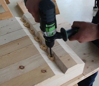 Boring af huller i saddelhakkene til fastgørelse af spærene