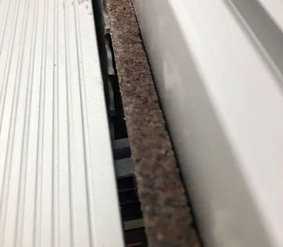 Skæring af en lille skrå kant på korkstrimlen