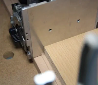 Forbind bunden/låget med midtersiden