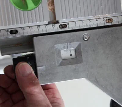 Tip: Indstil rillebredden med parallelanslagets finjustering