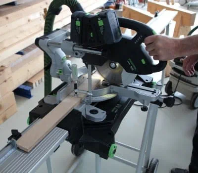 Skær for-, bag- og sidestykkerne til