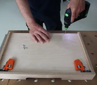 Skub skuffebunden ind, og fastgør den