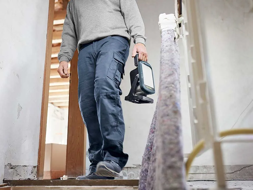 En håndværker bærer en Arbejdslampe