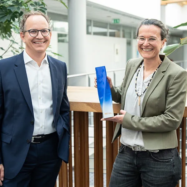 Barbara Austel og Sascha Menges med trofæet for "Århundredets varemærker"