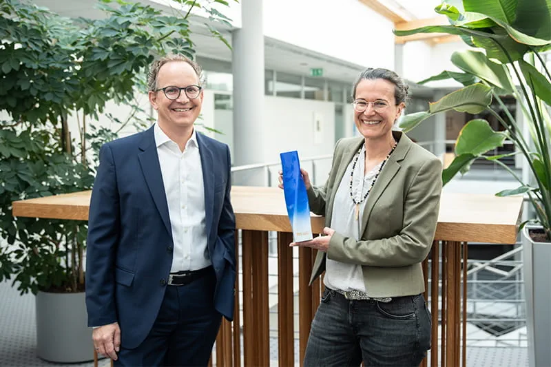 Barbara Austel og Sascha Menges med trofæet for "Århundredets varemærker"