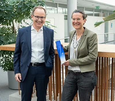 Barbara Austel og Sascha Menges med trofæet for "Århundredets varemærker"