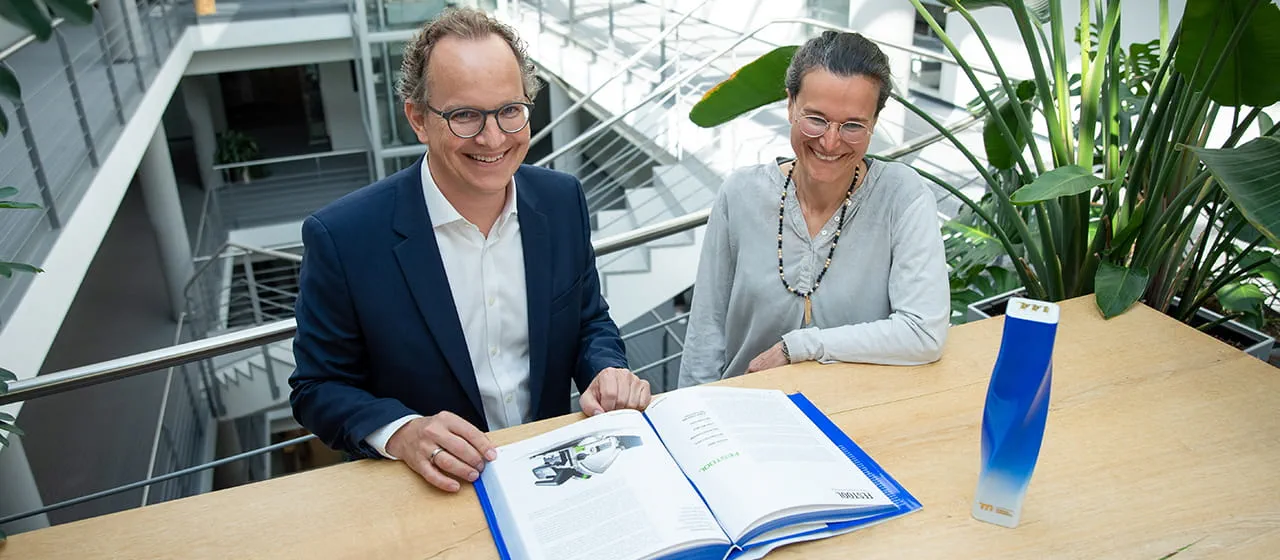 Barbara Austel og Sascha Menges med trofæet for "Århundredets varemærker" og den tilhørende bog.