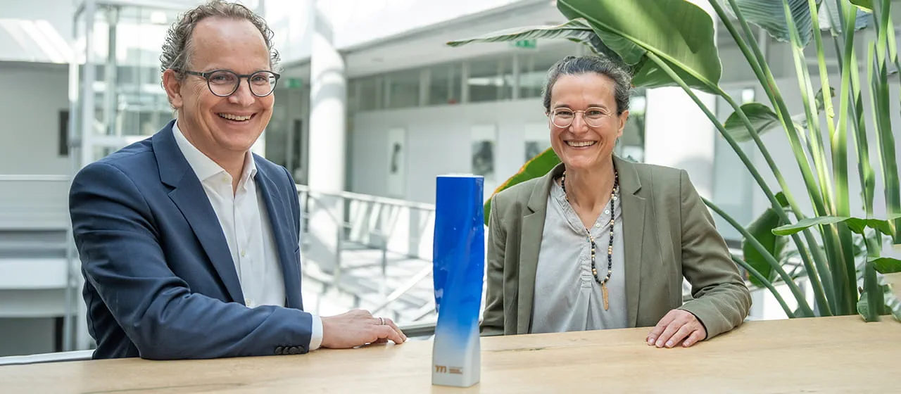 Barbara Austel og Sascha Menges med trofæet for "Århundredets varemærker"