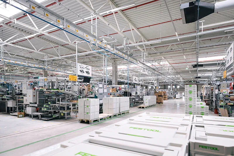 Et kig ind i hallen på Festools højmoderne monteringsfabrik i Weilheim