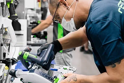 Komponenterne til Festool dyksaven TSC 55 K monteres på arbejdsbænken.