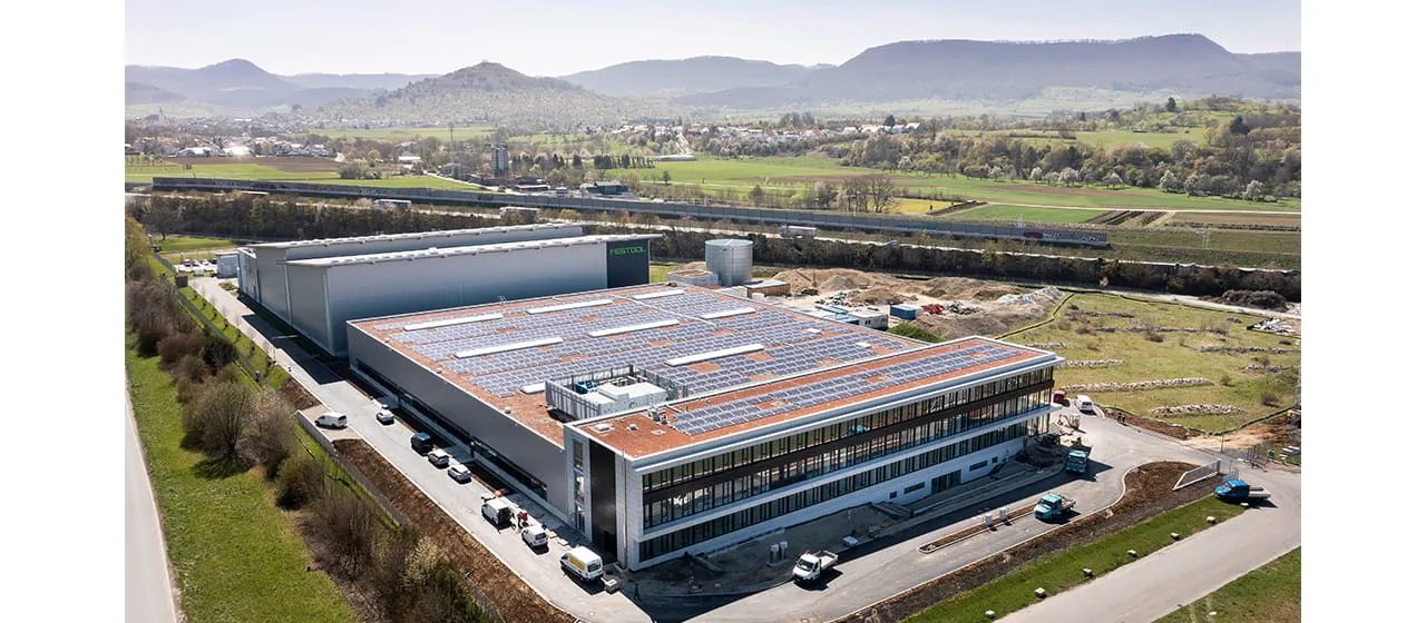Den nye monteringsfabrik med solcelleanlæg set ovenfra