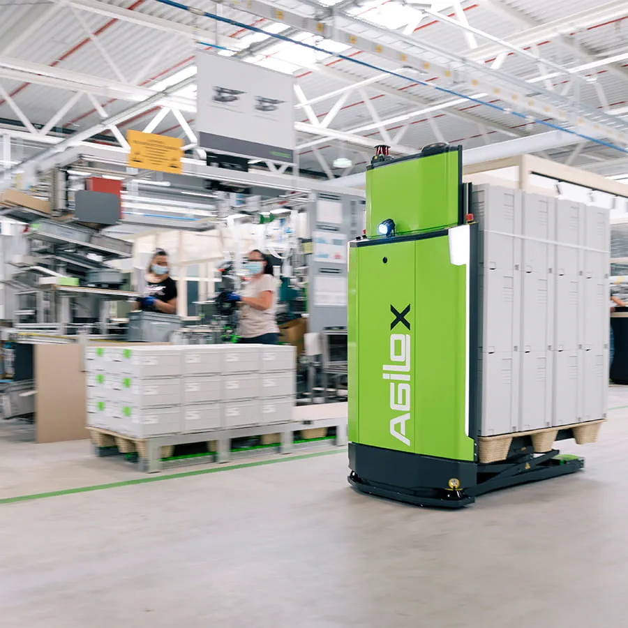 Det selvkørende transportsystem sørger for, at produktionslinjerne forsynes med komponenter.