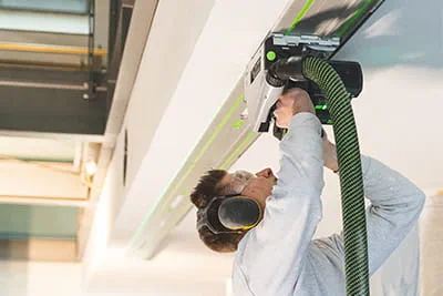 Savearbejde i loftet med Festool akku dyksaven TSC 55