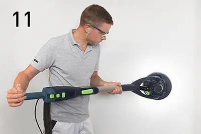 Den spartlede væg slibes med Festools langhalssliber PLANEX LHS 2 225 og slibemidlet Granat Net P120-P180.