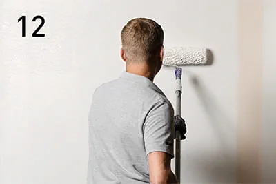 Til sidst grundes og males væggen med silikatmaling med naturlig skimmelbeskyttelse.