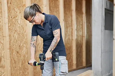 Uanset om der arbejdes i træ, i metal eller takket være den aktiverbare aksiale slagfunktion også i murværk: Den nye akku slagbore-/skruemaskine QUADRIVE TPC 18/4 er ekstremt hårdfør.