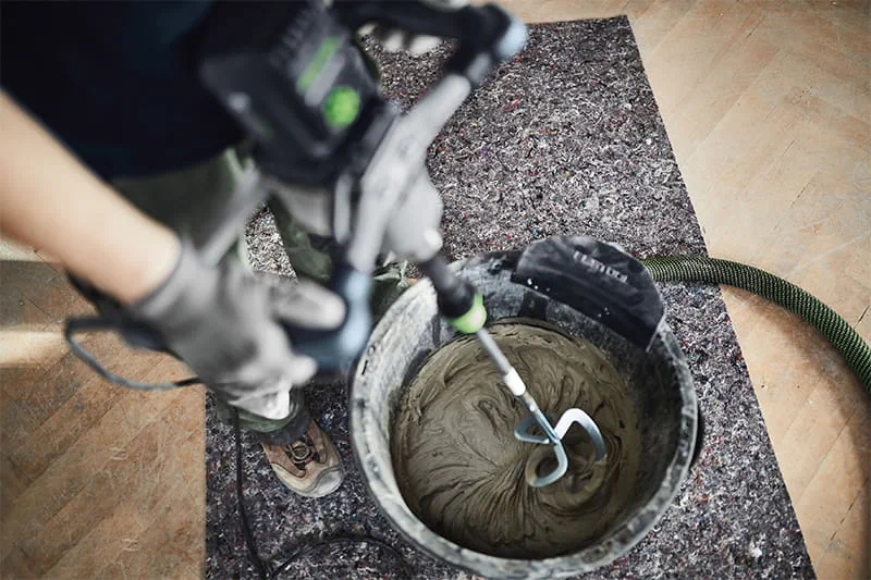 Slut med tykke støvskyer under rørearbejdet: Med MX-røreværkerne inkl. MX-udsugning på beholderens kant kan du fremover røre og blande ethvert materiale helt uden støv. Til glæde ikke kun for dine lunger, men også for ryggen.
