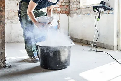 Dårligt for lungen og arbejdsomgivelserne: sådan ser det ud, når du hælder pulverformede materialer i uden udsugning.
