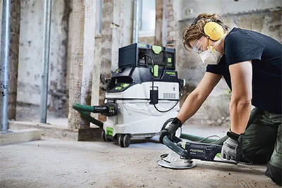 Nadja Körbel - gulvlægger og underviser fra Festool - giver praktiske tips til klargøring af gulve: Hurtig fjernelse af beton, afretningslag og belægninger på hårde underlag med RENOFIX RG 130 renovationssliberen.