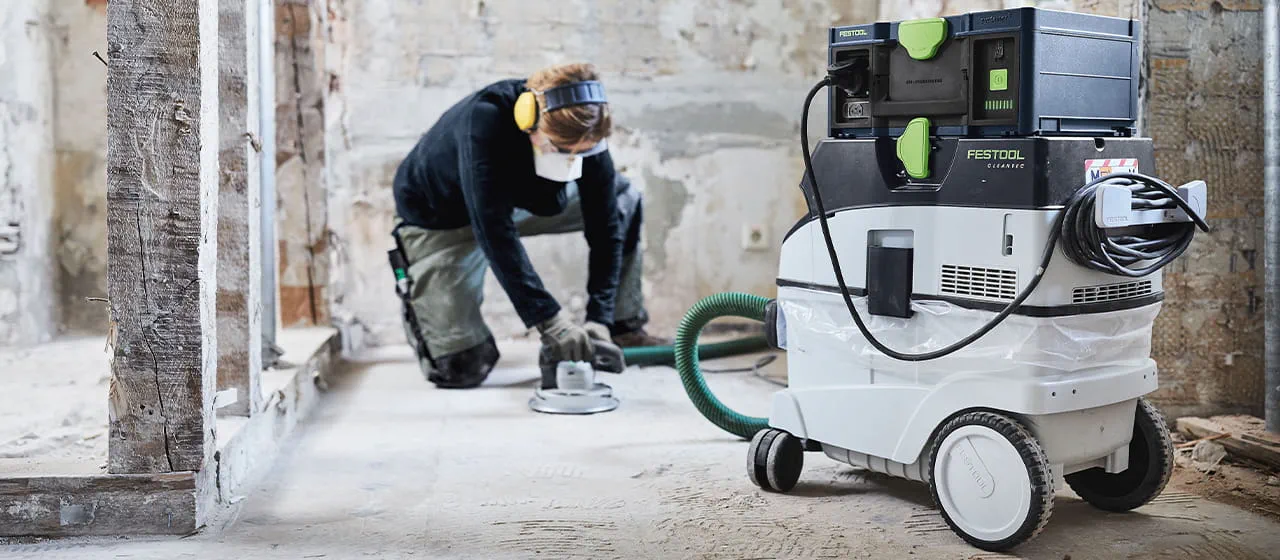 Nadja Körbel - gulvlægger og underviser fra Festool - giver praktiske tips til klargøring af gulve: Hurtig fjernelse af beton, afretningslag og belægninger på hårde underlag med RENOFIX RG 130 renovationssliberen. 