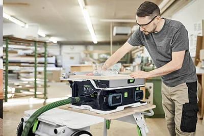 Opnå samme præcision som med en formatrundsav, når du er på farten med Festools nye mobile bordrundsav CSC SYS 50.