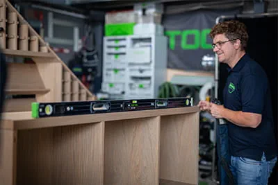 Gary Banks viser stolt sin værktøjssamling frem