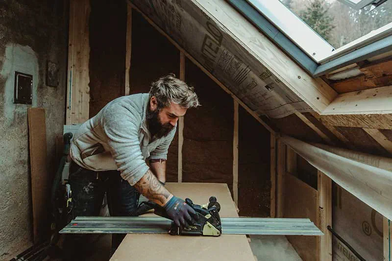 Festool sliberen med lang hals PLANEX i brug på en lervæg