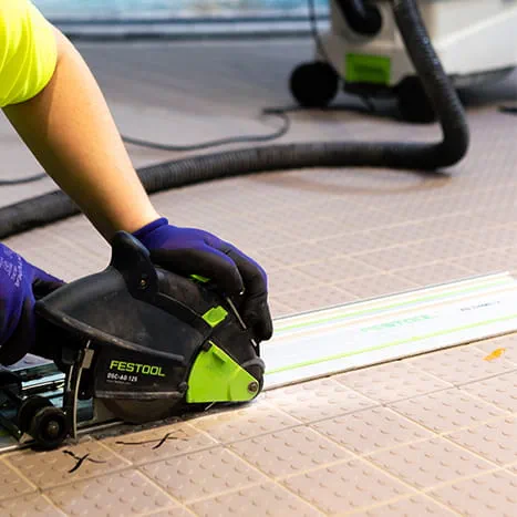 Arbejde på svømmehallens gulvfliser med Festool maskiner