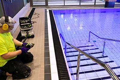 Festool betonsliber TG 130 på arbejde i svømmebassinet