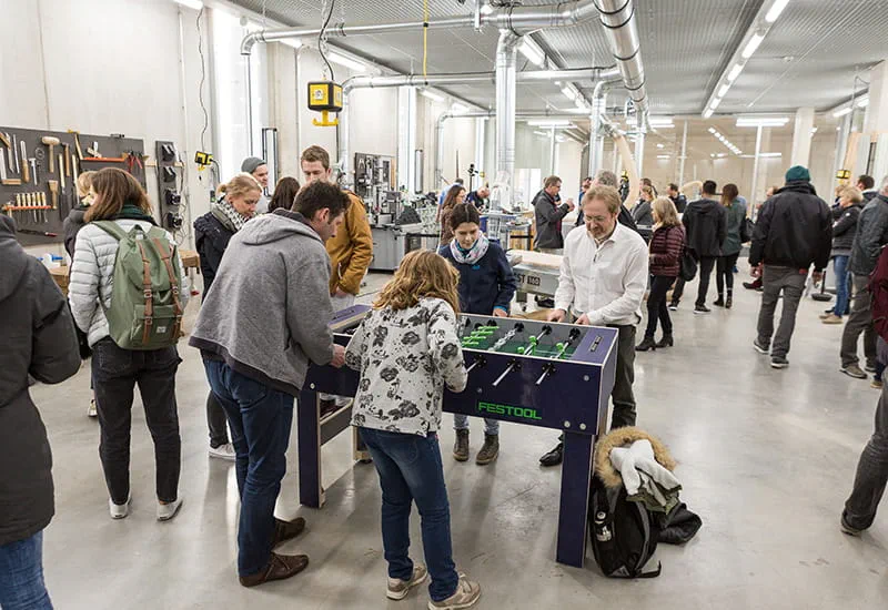 Besøgende i Hafven Maker Space spiller på det færdige Festool bordfodboldspil.