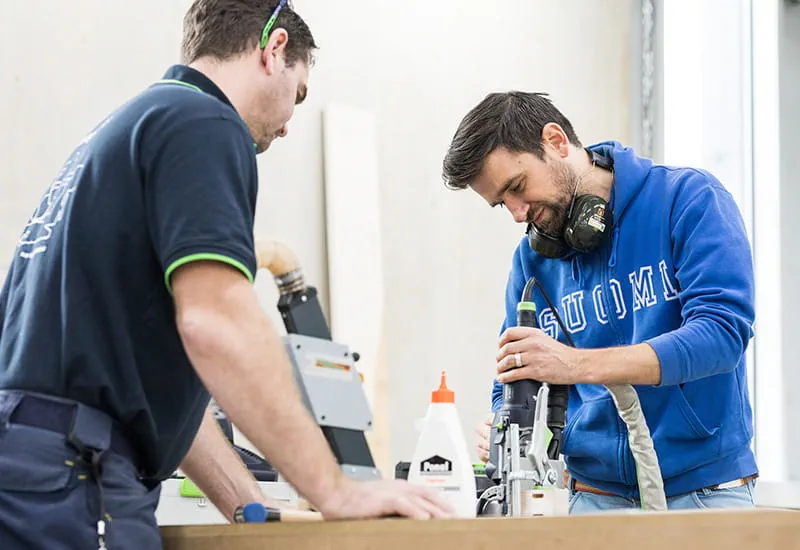 Kantfræseren OFK 500 Q R3 fra Festool i brug.
