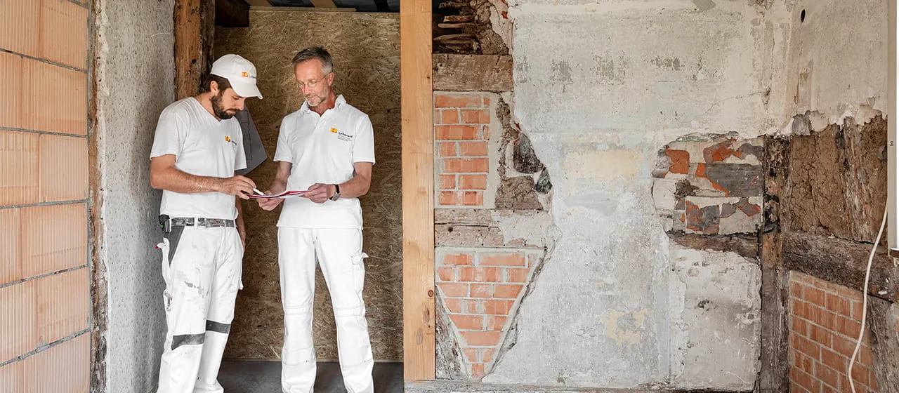 Malermester og restaurator Manfred Schuler og medarbejder Marco Dworzak snakker om de næste skridt i renoveringen