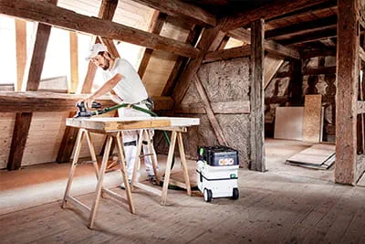 Marco Dworzak oparbejder vinduerne og vinduesrammerne med Festools akku-sliber. Her er den nye akku-støvsuger CLEANTEC CTLC MINI en god hjælp.