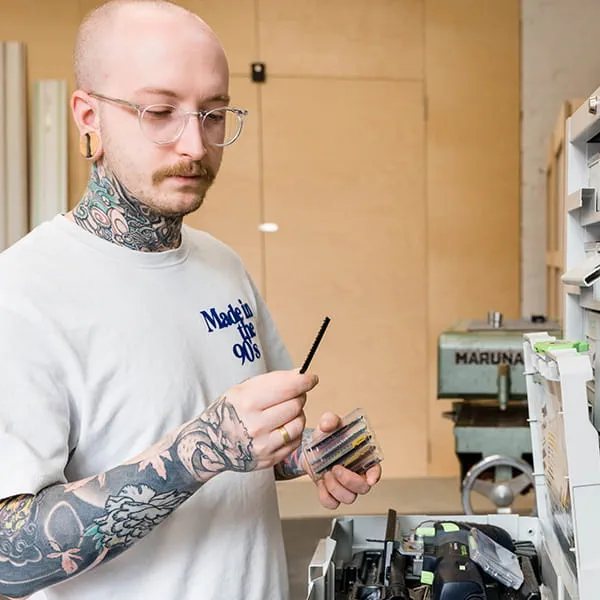 Snedkermester og produktdesigner Jonas Winkler i gang med at finde den passende stiksavklinge
