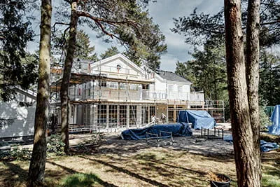 Her ses træhuset med stillads i de svenske skove