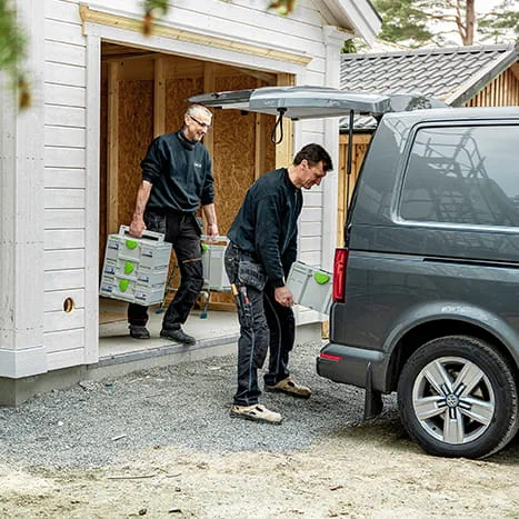 Festool Systainerne læsses på bilen