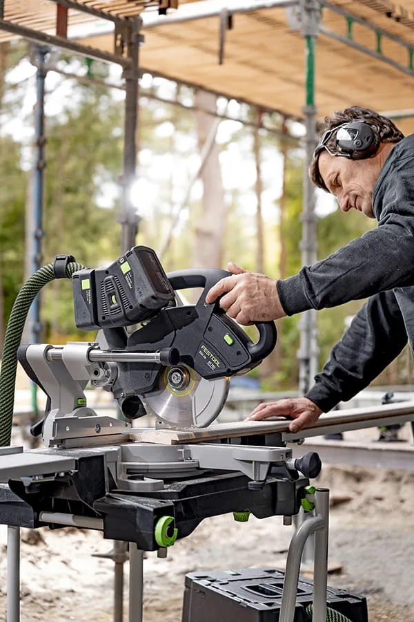 Den nye KSC 60 fra Festool i brug ved byggeri af et svensk træhus