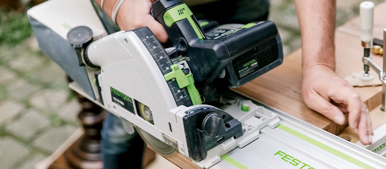 Philippe Genty arbejder udelukkende med batteridrevne maskiner fra Festool. Arbejdsstationen bygger han op i en håndevending.